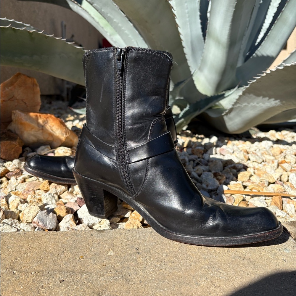 Black Leather Frye Harness Boots Classic Chic Timeless Legendary Heel Side Zip - Picture 2 of 6